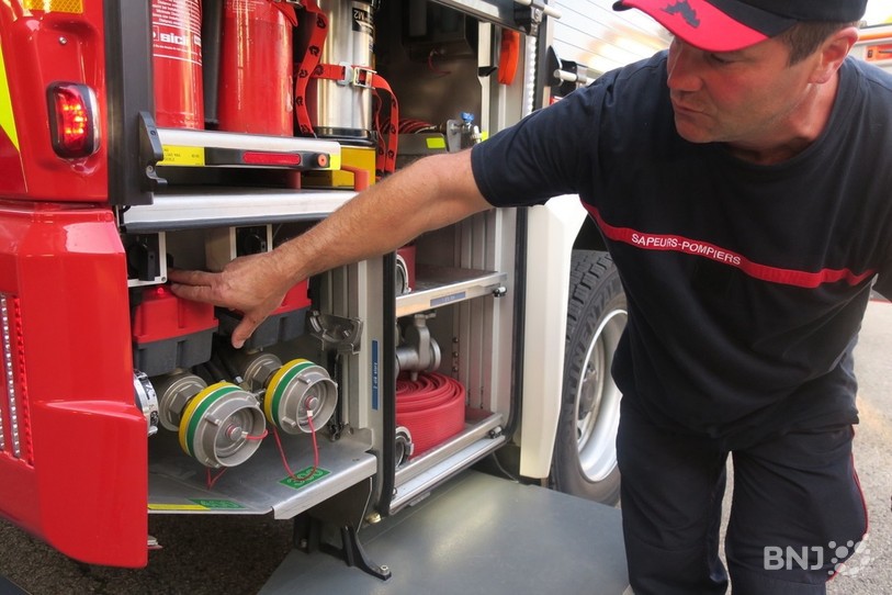 Les pompiers de Haute-Sorne présentent leur camion.