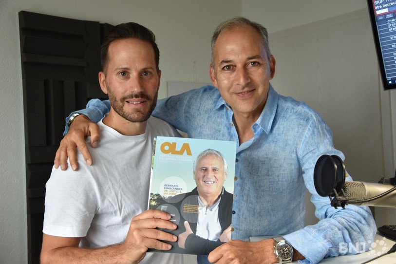 Steve Contaldi et Marco Sbriccoli posent avec le second numéro d'OLA.