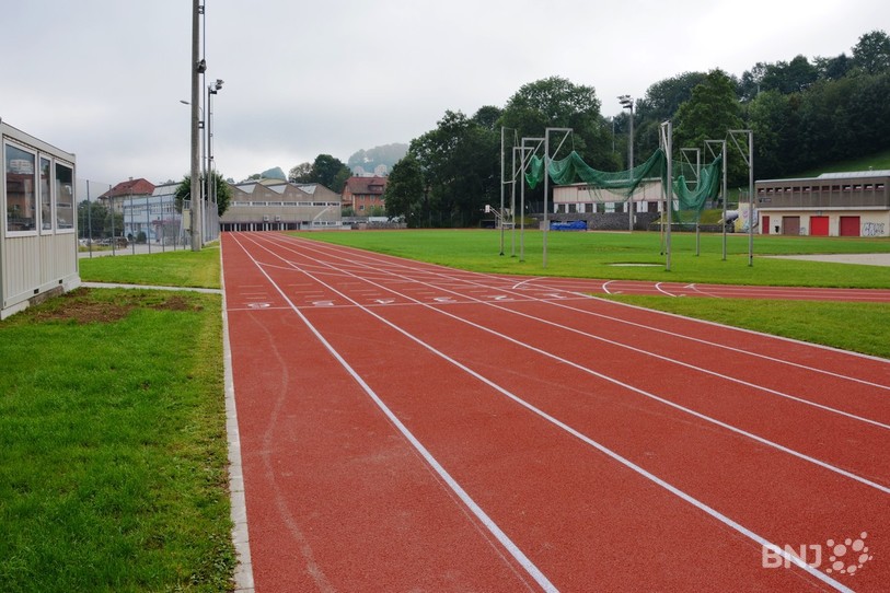 La ligne droite du 100 m peut désormais accueillir un sprint à six athlètes.
