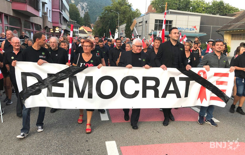 Les élus autonomistes du Conseil municipal, avec le maire Marcel Winistoerfer, ont marché en tête de cortège.