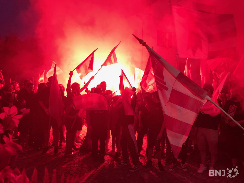 L'ambiance était chaude devant l'Hôtel de Ville de Moutier.