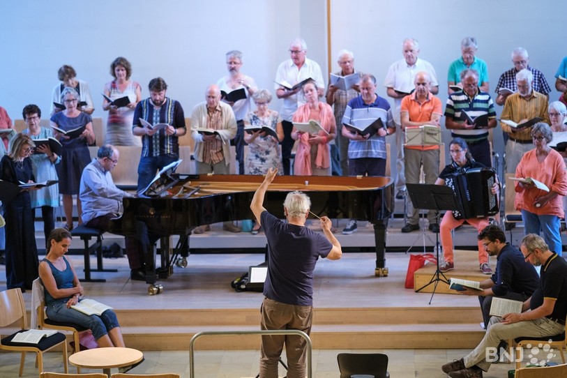 Le chœur des Estivales musicales se compose de 60 chanteurs, quatre solistes, un pianiste et un accordéoniste.