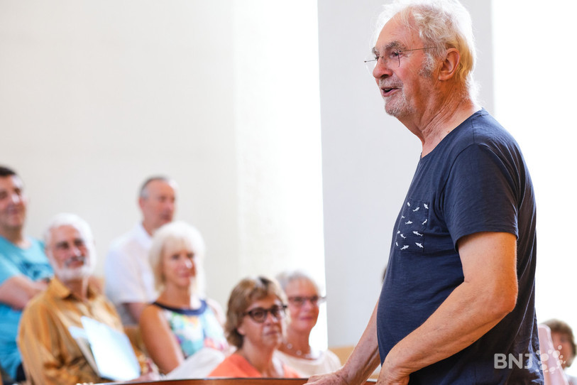 Le Français Bernard Tétu dirige le chœur des Estivales musicales.