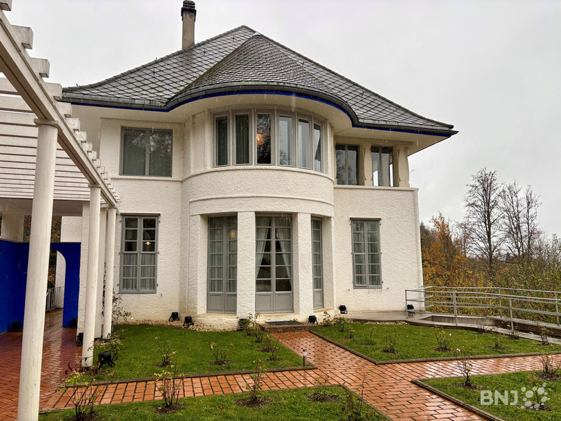 L'été, des roses décorent le jardin de la maison.