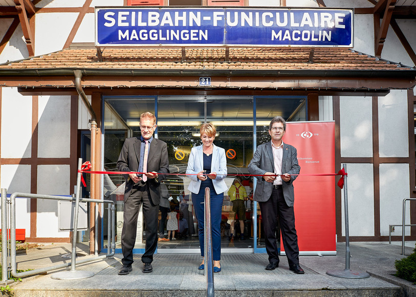 De gauche à droite : Christoph Neuhaus, directeur des travaux publics du canton de Berne, Madeleine Deckert maire d'Evilard/Macolin et Erich Fehr, maire de Bienne ont coupé le ruban. (Photo : TPB - Dirk Weiss)