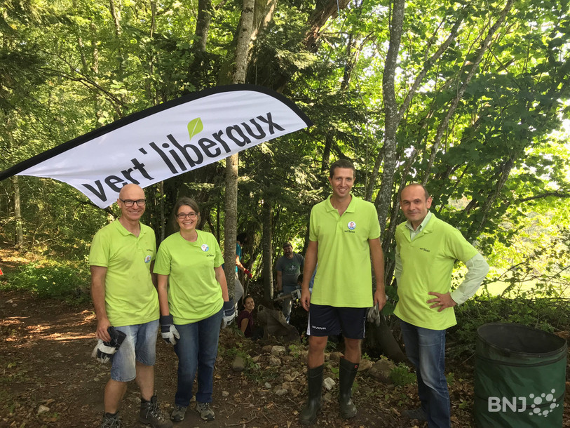 Trois des huit candidats sur la doline de Plainchis près de Malvilliers. (De gauche à droite : Pierre-Yves Jeannin, Sarah Pearson-Perret, Julien Noyer et le président neuchâtelois des Vert'libéraux Mauro Moruzzi)