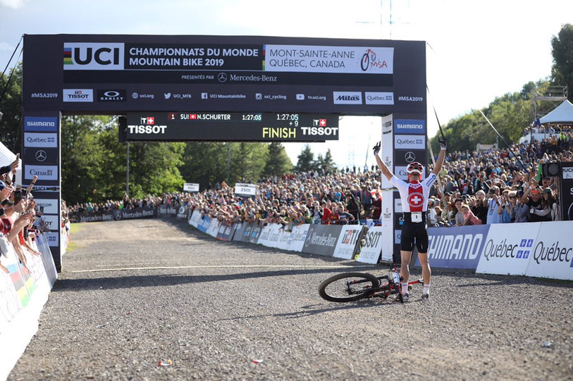 Nino Schurter a savouré sa victoire devant une foule en apothéose. (Photo: Twitter/UCI MTB)