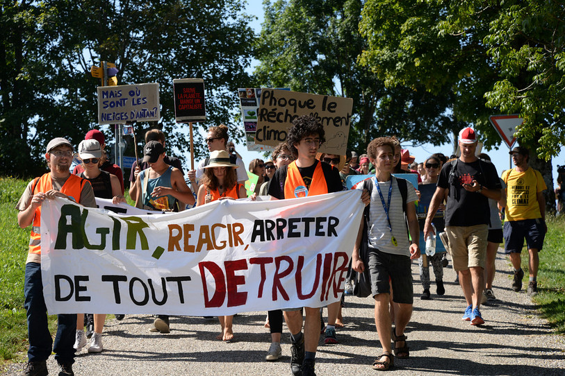 La soixantaine de manifestants ont marché de Saignelégier jusqu'aux Enfers. (photo: Annina Naeder)