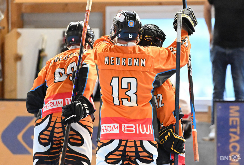 Alexis (à g.) et Arnaud Neukomm ont fait trembler les filets pour le SHC Rossemaison. (Photo: archives Georges Henz)