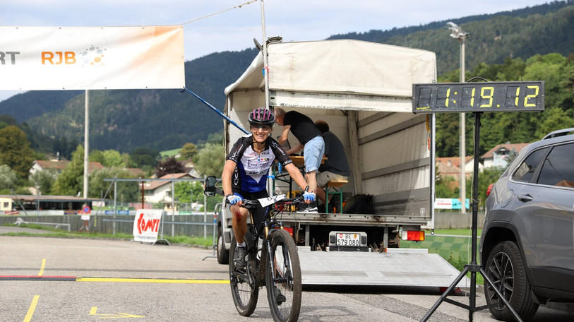 Sandra Stadelmann-Hushi arborait un large sourire à l'arrivée. (Photo: Michael Habegger)