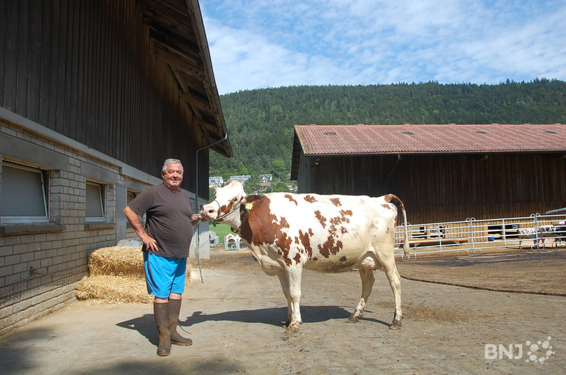 Pierre Oppliger dans sa ferme à Sonceboz-Sombeval.
