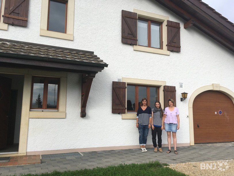 Marie Petignat, assistante socio-éducative, Naomi Stifel et Gipsy Nussbaum, enseignantes, accueilleront une vingtaine de jeunes dans l'école Mahana, à Courgenay.