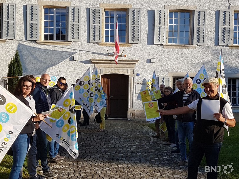 Des syndicalistes ont manifesté devant le Parlement pour dénoncer le risque de dumping salarial qui pèse sur les chauffeurs de bus.