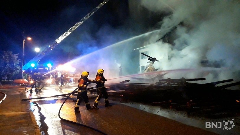 Les flammes ont ravagé une ancienne ferme à Vicques mardi soir.