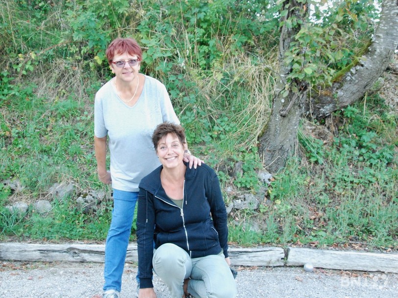 Nicole Wettstein (debout) et Dominique Huguenin font vraiment la paire en pétanque.