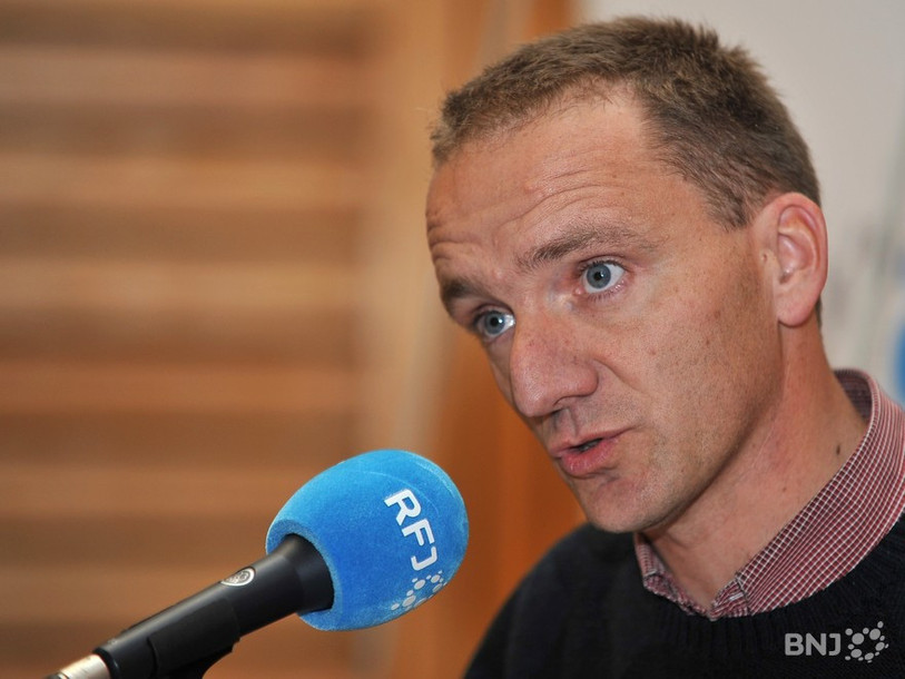 Le groupe UDC, par la voix de Romain Schaer, veut un contrôle du Parlement sur les ordonnances.