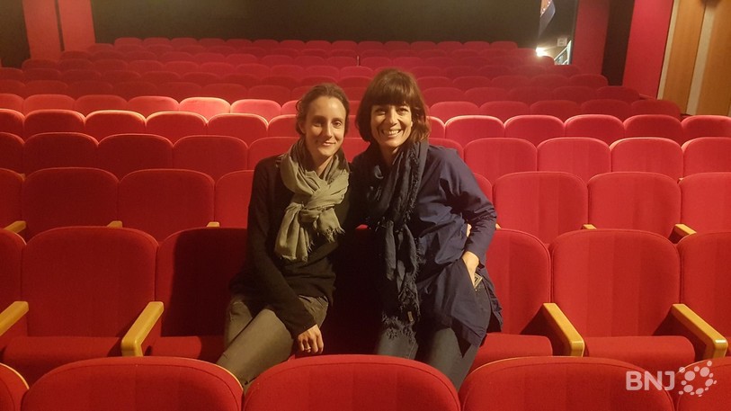 Ophée del Coso et Nathalie Schnegg, directrice et directrice adjointe sur les sièges rouges du Casino du Locle.