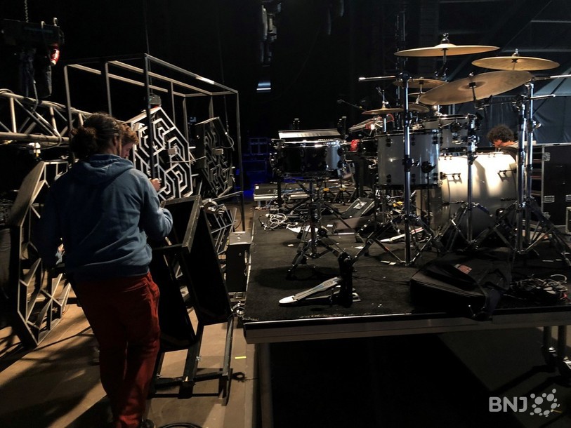 Quelques heures avant les concerts, des dizaines de bénévoles s'affairent pour transporter tout le matériel nécessaire sur scène.