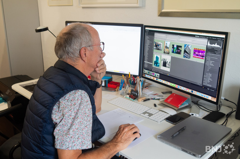 Michel Cattin devant une sélection d'images à imprimer