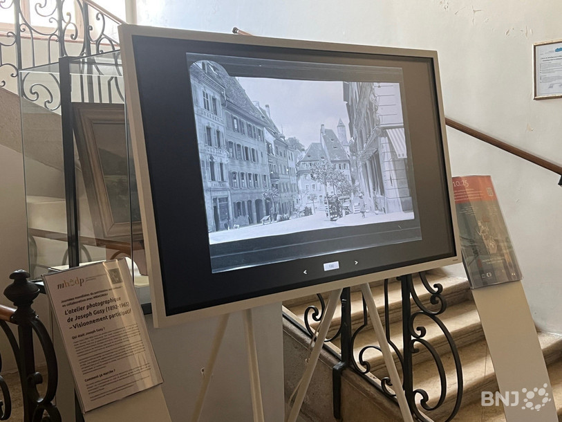 L'écran interactif est installé dans le hall du musée. 