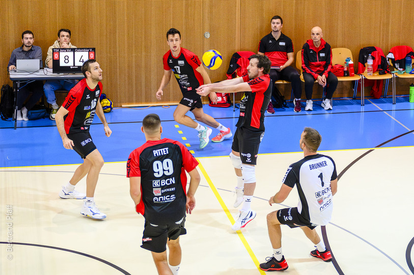 Colombier Volley a logiquement dû s'avouer vaincu dans son quart de finale des play-off face à Näfels. (photo d'archives : Bertrand Pfaff)
