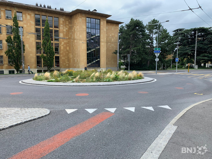 Des lignes et des points rouges indiquent aux cyclistes la trajectoire idéale à adopter dans les ronds-points.