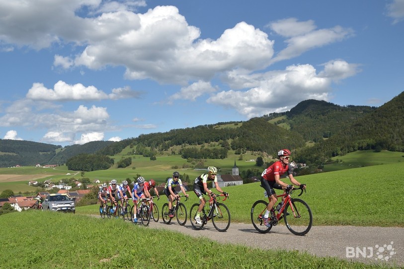 Le tracé de cette édition du Tour du Jura a permis aux coureurs de rouler dans les paysages du Val Terbi. (Photo : Geoges Henz)