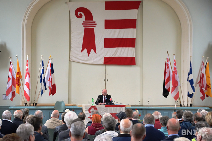 Le secrétaire général du Mouvement autonomiste jurassien Pierre-André Comte a tiré à boulets rouges sur le canton de Berne et la Confédération (photos: Georges Henz).