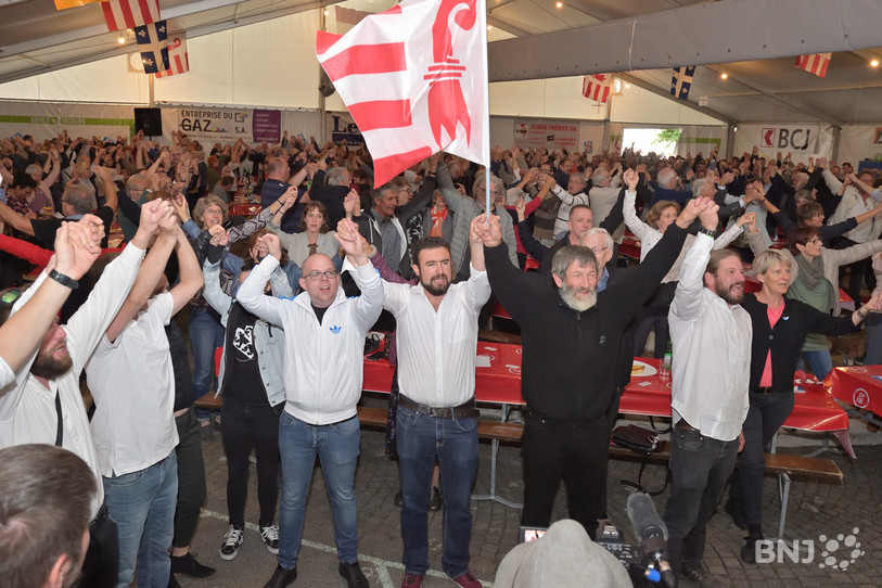 Les militants à l'heure de la Rauracienne au terme de la partie officielle de la Fête du peuple jurassien.