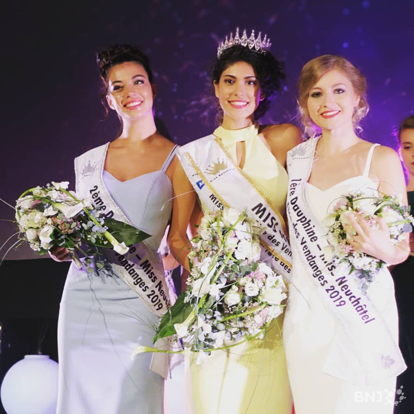 Noemi Di Dio (au centre) accompagnée de ses deux dauphines, Naomi Valentino (à gauche) et Athéna Tondin (à droite). (Photo : Miss Neuchâtel-Fête des vendanges)
