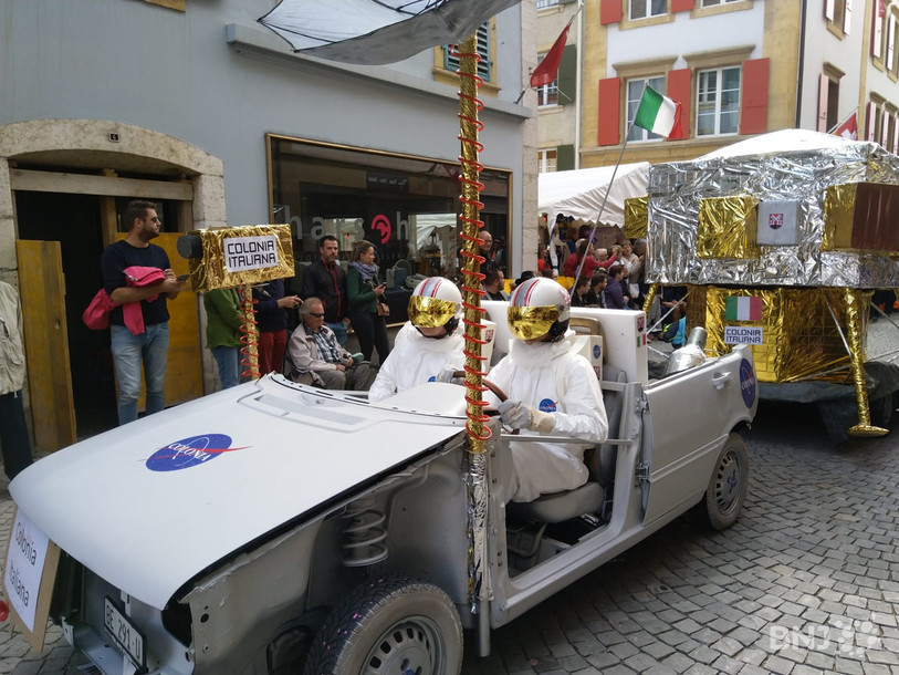 Les sociétés ont défilé dans leurs chars à la Fête du Vin de La Neuveville.