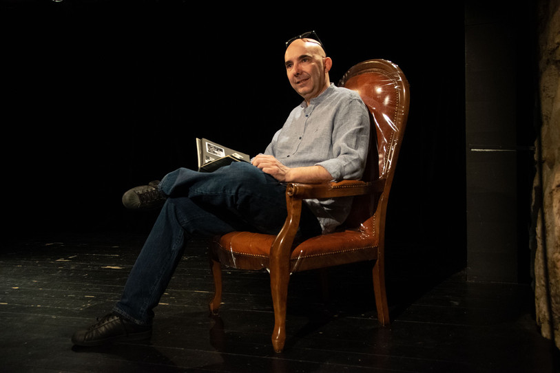 Dans son spectacle, Carlos Henriquez s'amuse avec la question de la migration en Suisse entre les années 70 et aujourd’hui. (Photo : Théâtre de l'Atelier)