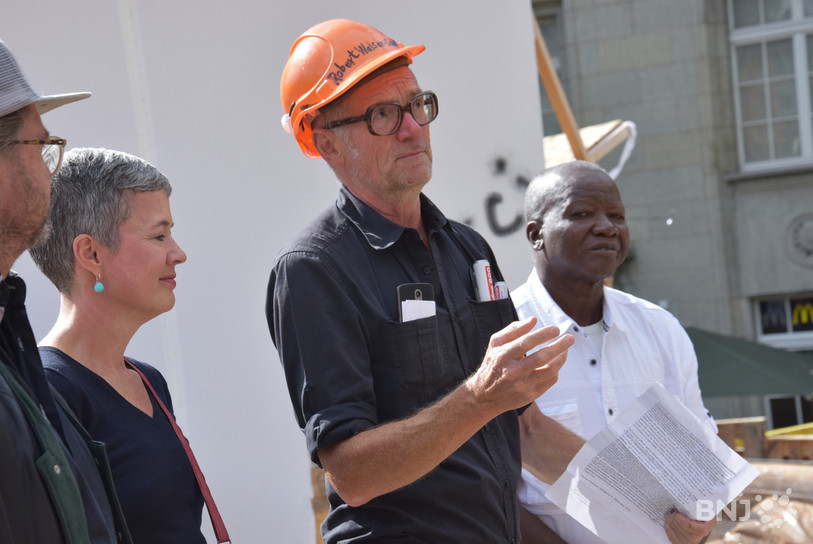 Thomas Hirschhorn (casque orange) a tiré le bilan de sa sculpture lundi matin devant la presse.