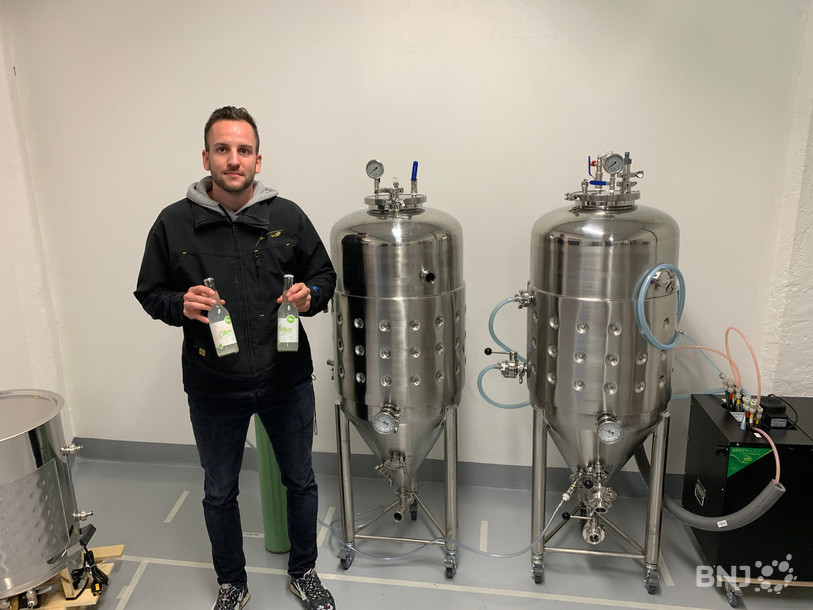 Maxime Lambelet devant ses deux cuves de brassage. Elles permettent de mélanger et d'injecter le gaz carbonique dans la limonade.