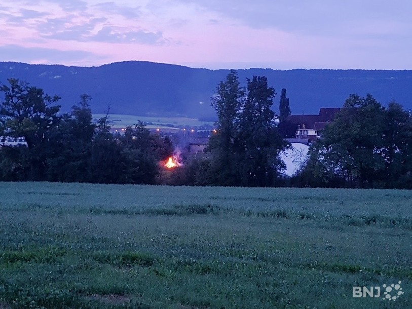 Le feu a pris près de la ferme des Abues, entre Delémont et Develier.