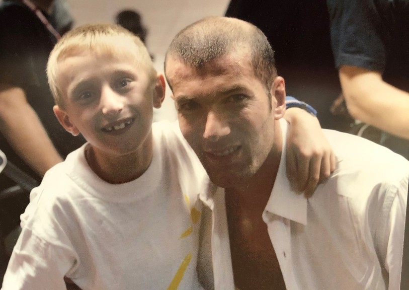Arnaud, le fils de Myriam Lienhard, et Zinédine Zidane à Genève en 2003. (photo : Jean-Marc Favre)