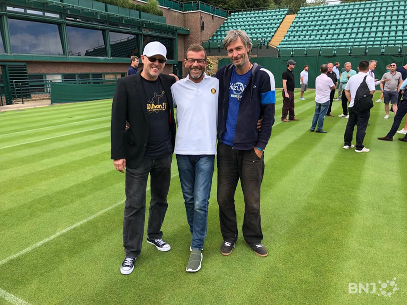 Le responsable technique de Tennis Champagne Rémy Studer (au centre) entouré des deux greenkeepers de l'association, Manuel Engel, à gauche et Harry Strub, à droite.