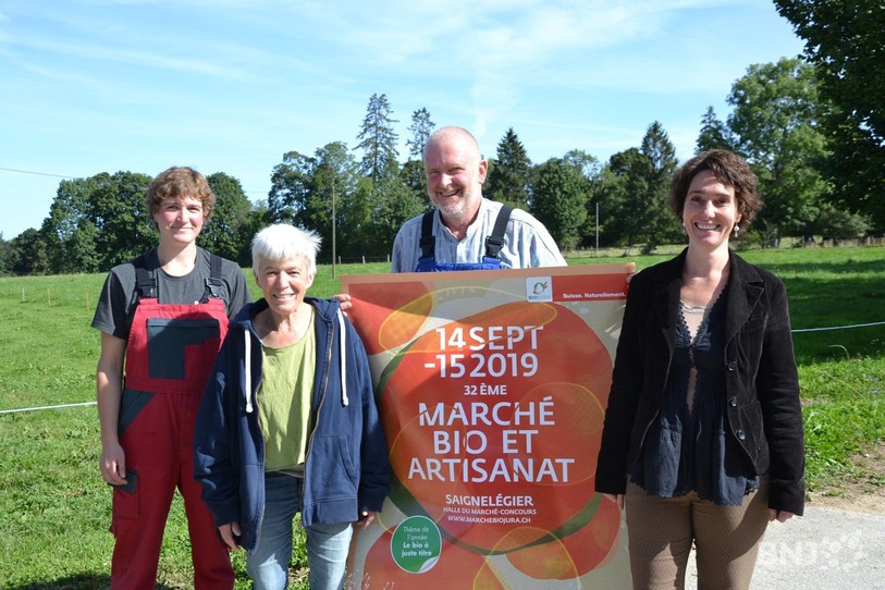 Vera, Régula et Thomas Kalt, agriculteurs à Moron, et Lina Dubied, présidente du Comité d'organisation du Marché Bio de Saignelégier