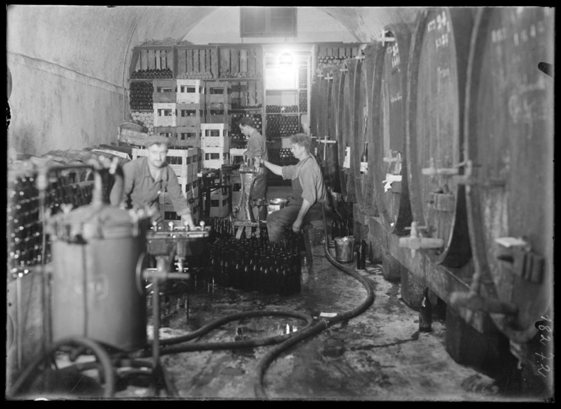Des employés au travail dans une cave ou une brasserie inconnue. Un cliché de Joseph Gusy non daté. (photo : MHDP)