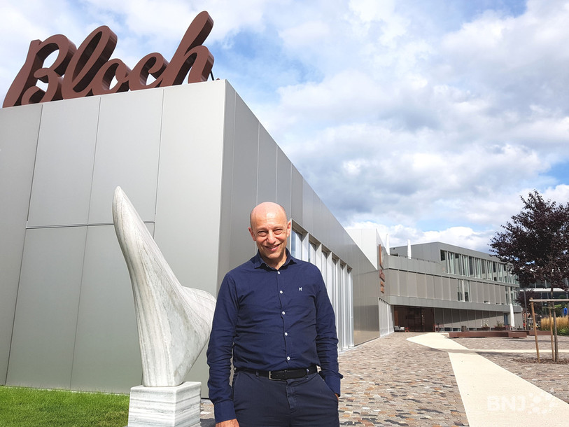 Daniel Bloch prend la pose devant le Centre visiteurs de Camille Bloch, qui a déjà accueilli plus de 160'000 gourmands, moins de deux ans après son ouverture.