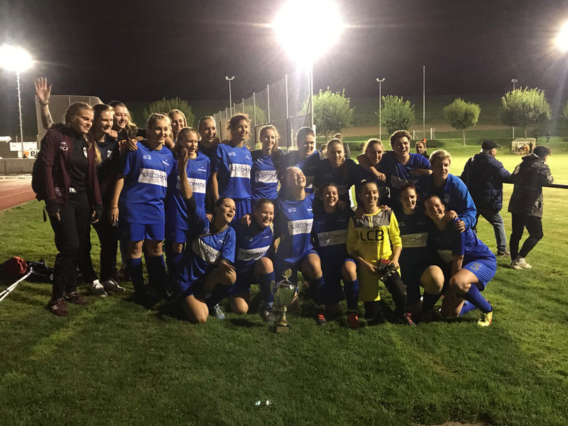 Les filles du FC Courtedoux s'offrent un trophée.