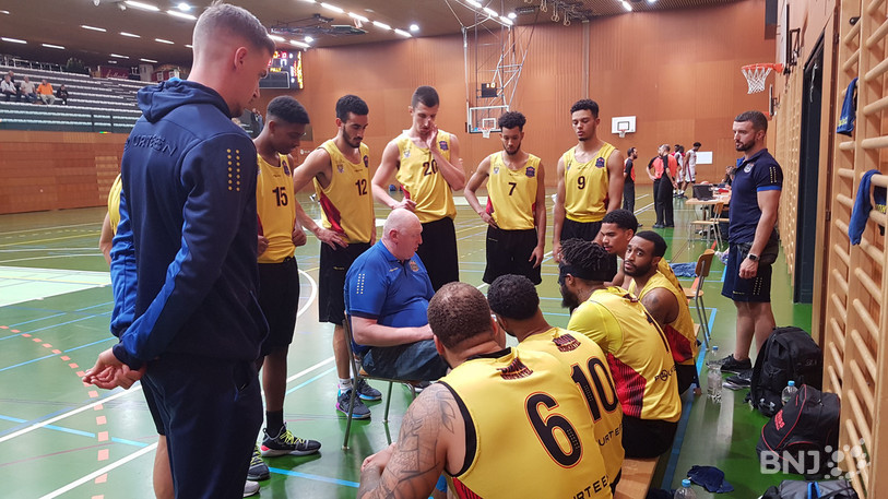 L’entraîneur Daniel Goethals et ses joueurs lors du match amical joué ce mercredi à la Riveraine contre Pully Lausanne. (Photo: Union Basket).