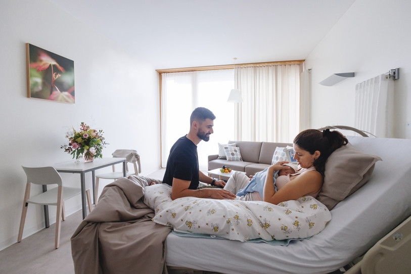 Les nouvelles chambres parentales du site de Pourtalès offrent un cocon chaleureux aux jeunes familles. (Photo : Guillaume Perret)