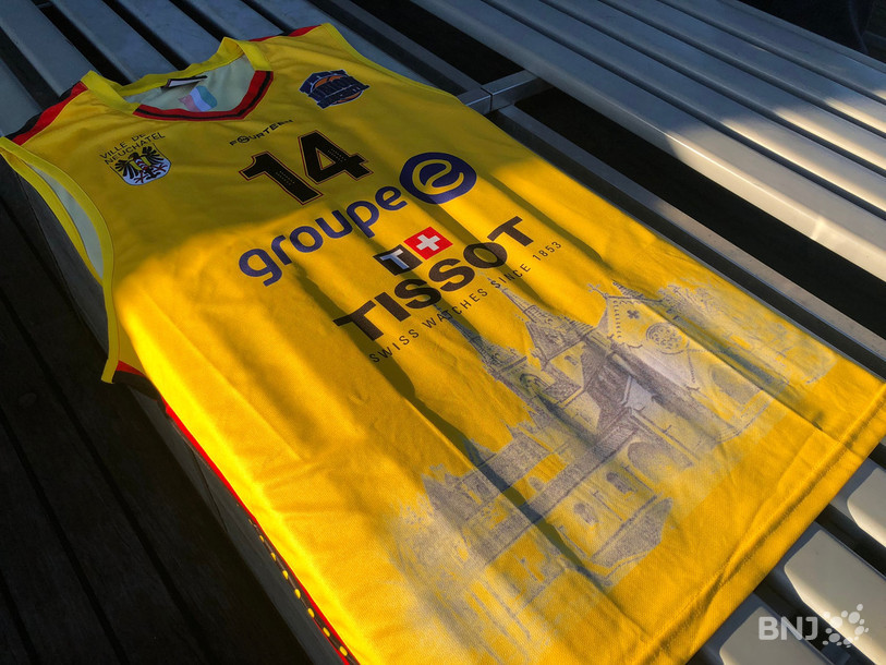 Le maillot d'Union Neuchâtel reprend les symboles de la ville, comme la Collégiale. 