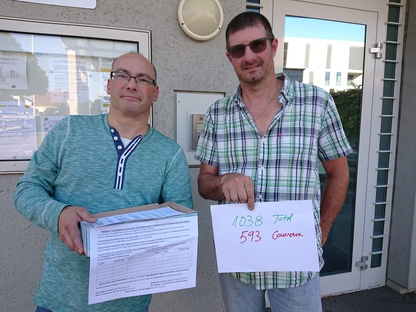 Pascal Prince et Raphael Cremona (de gauche à droite) ont déposé les signatures jeudi à l'administration communale de Courroux.