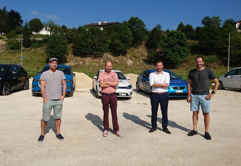 Quatre ambassadeurs ont testé des voitures électriques et à biogaz. Ils feront part de leur expérience samedi matin (photo : Energie du Jura)