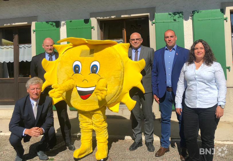 Pierre Hainard, Yvan Perrin, Grégoire Cario, Thierry Brechbühler et Magali Junod entourent la mascotte de l'UDC (de gauche à droite). 