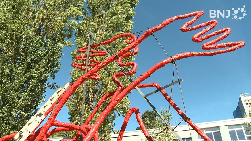 La sculpture a dû être héliportée depuis Moutier.