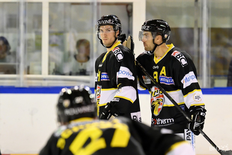 Jonathan Hazen (à gauche) et Philip-Michaël Devos restent les deux meilleurs joueurs de Swiss League et se sont prêtés à un jeu de chiffres animé par Reto Schmutz (no 27). (photo : archives).
