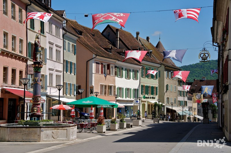 La vieille ville de Delémont ne sera pas transformée en zone piétonne, même pour un projet pilote (photo: archives)